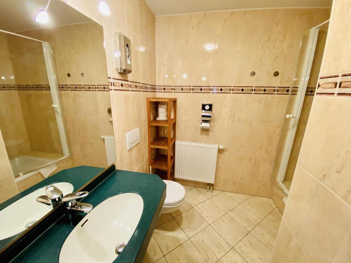 Doppelzimmer Dinner, Direkt Am Alten Strom Росток Екстериор снимка