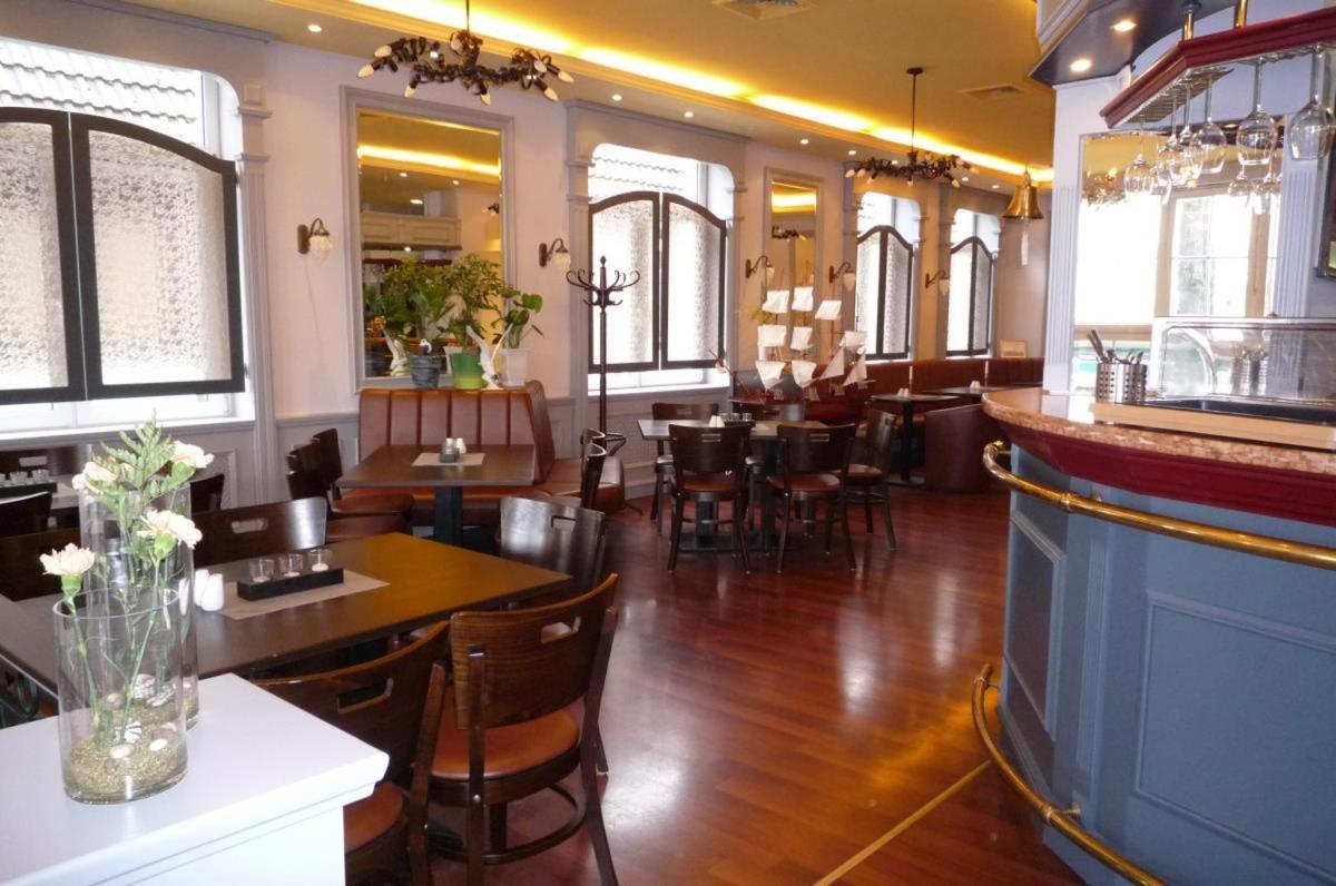 Doppelzimmer Dinner, Direkt Am Alten Strom Росток Екстериор снимка